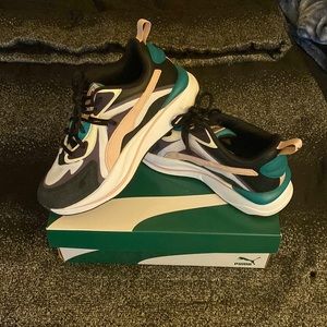 This is a size 8 1/2 shoe brand new and is in good condition